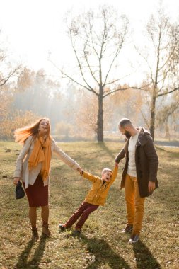 Mutlu aile doğada oynuyor..