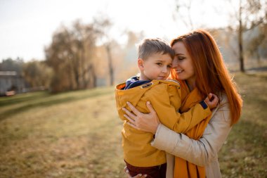 Mutlu aile doğada oynuyor..