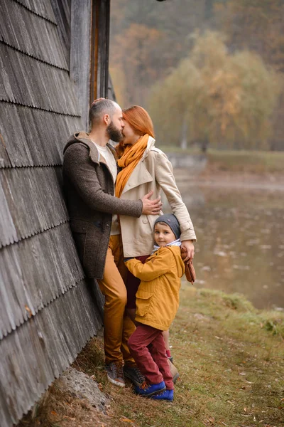 Gelukkige Familie Vader Moeder Zoon Hebben Plezier Spelen Herfst Natuur — Stockfoto