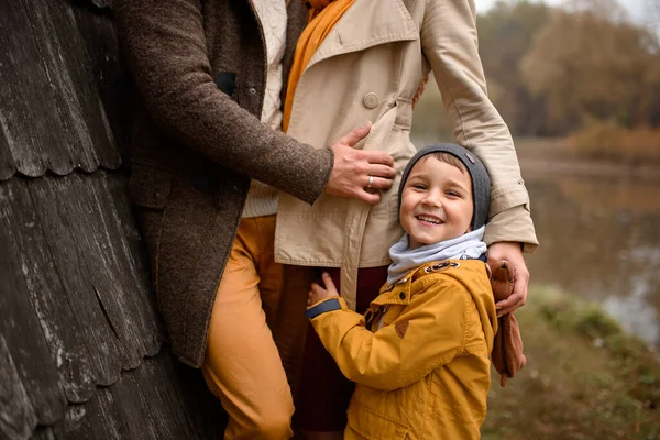 Gelukkige Familie Vader Moeder Zoon Hebben Plezier Spelen Herfst Natuur — Stockfoto