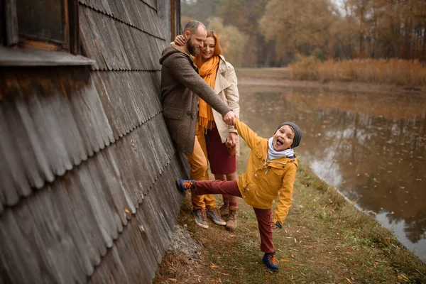 Una Famiglia Felice Padre Madre Figlio Divertono Giocano Sulla Natura — Foto Stock