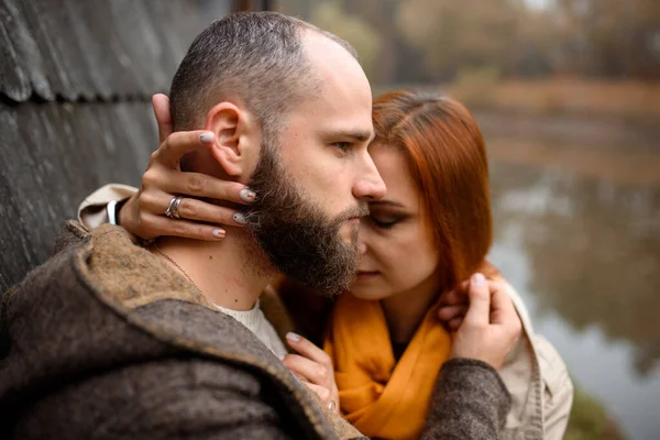 Jovem Casal Apaixonado Livre — Fotografia de Stock