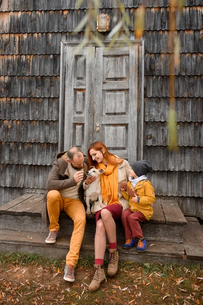 Szczęśliwa Rodzina Siedzi Schodach Przed Wejściem Domu — Zdjęcie stockowe