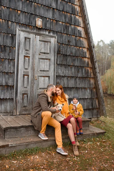 Una Famiglia Felice Siede Sui Gradini Fronte All Ingresso Della — Foto Stock