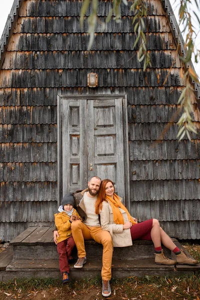 Uma Família Feliz Senta Nos Degraus Frente Entrada Casa — Fotografia de Stock
