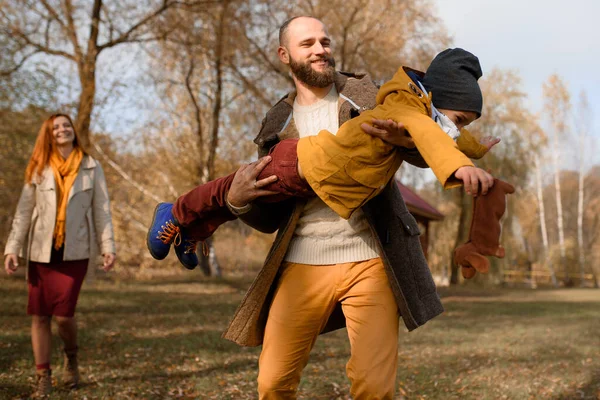 Famille Heureuse Joue Dans Nature — Photo