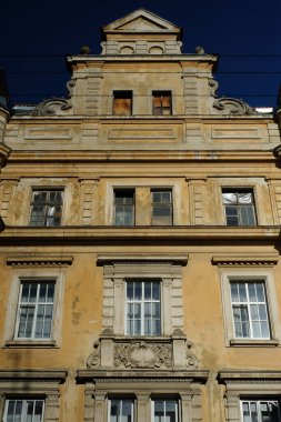 Bina cephesi. Pencereleri ve fenerleri olan eski bir bina. Tarihi bina yapısı. Mimari yapı. Şehir mimarisi ve inşaatı. Şehir binası. Kasaba evi.