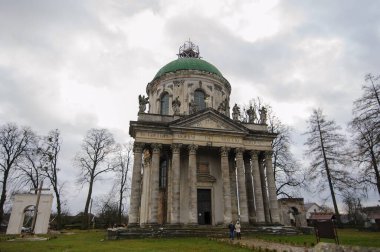 Aziz Joseph Katolik Kilisesi. Eski tarihi binalar taş ahşap heykeller muhteşem süsler sokak lambaları ayrıntılar. Pidhirtsi Köyü, Lviv Oblastı, Ukrayna 30 Ekim 2019