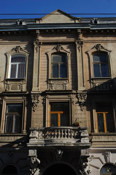 Fachada Construção Edifício Antigo Exterior Com Janelas Lanternas Estrutura Histórica — Fotografia de Stock