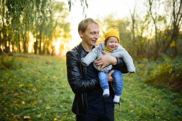 Gelukkig Glimlachende Blanke Vader Vader Vader Met Schattige Baby Meisje — Stockfoto