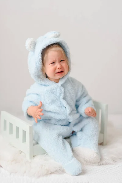 Una Niña Con Disfraz Conejo Sorprende Por Precio Una Zanahoria —  Fotos de Stock
