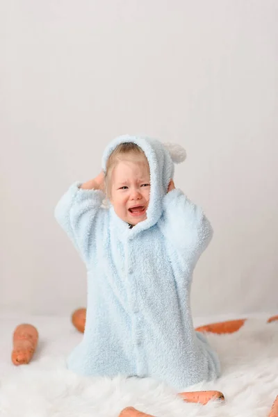 Una Niña Con Disfraz Conejo Sorprende Los Precios Marcado —  Fotos de Stock