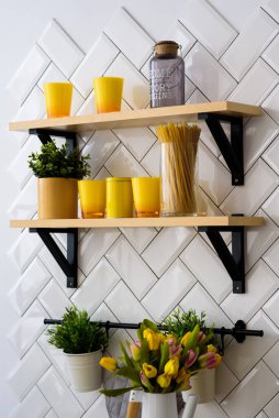 Beyaz fayans ile geniş modern İskandinav çatı mutfak. Aydınlık oda. Modern iç mekan.