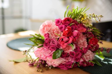 İskandinav tarzında modern beyaz bir mutfak. Mutfaktaki rafları bitki ve kavanozlarla açın. Bahar dekorasyonu bahar çiçekleri