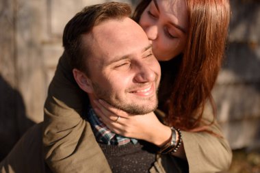 Güzel bir çift güz gününü dışarıda köpekleriyle geçirir.