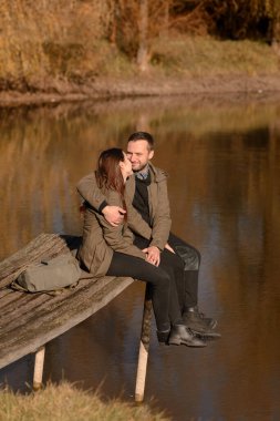 Güzel bir çift güz gününü dışarıda geçiriyor.