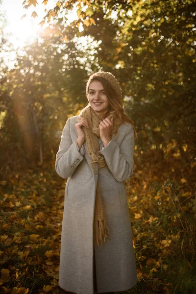 Porträt Einer Schönen Herbstfrau Mädchen Posiert Vor Der Kamera — Stockfoto