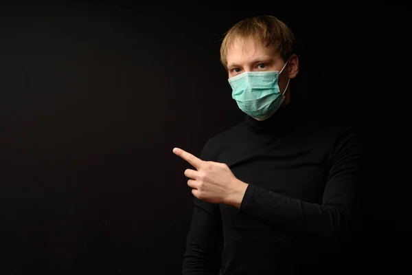 Man Black Clothes Black Background Protective Mask Selling Your Product — Stock Photo, Image