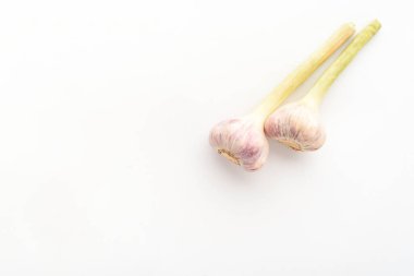 İki sarımsak ve beyaz izole bir arka plan.