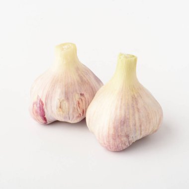 İzole sarımsak. Beyaz arkaplanda çiğ sarımsak