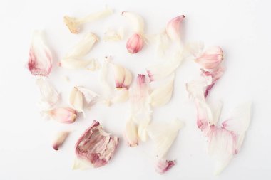 Beyaz arka planda kabuklu soğan dilimleri.