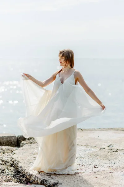 Młoda Piękna Dziewczyna Długiej Sukience Kolorze Mleka Spaceruje Wzdłuż Plaży — Zdjęcie stockowe