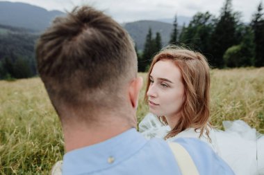 Gelin ve damadın dağlarda çekilmiş bir fotoğrafı. Boho tarzı düğün fotoğrafı..