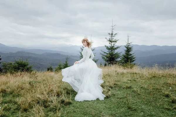Fotoshooting Des Brautpaares Den Bergen Boho Stil Hochzeitsfoto — Stockfoto