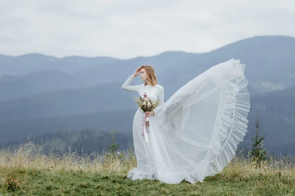 Zdjęcia Panny Młodej Pana Młodego Górach Zdjęcie Ślubne Stylu Boho — Zdjęcie stockowe