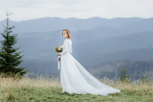Fotoshooting Des Brautpaares Den Bergen Boho Stil Hochzeitsfoto — Stockfoto
