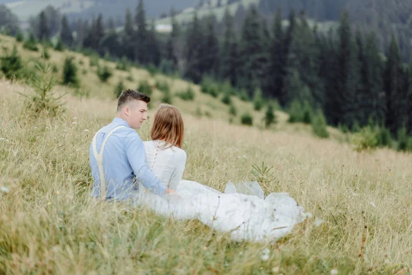 Fotografering Bruden Brudgommen Fjellet Bryllupsfoto Boho – stockfoto