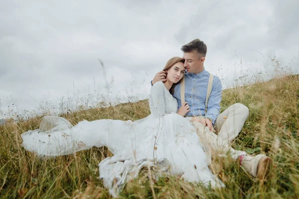 Sesión Fotos Los Novios Las Montañas Boho Estilo Boda Foto —  Fotos de Stock