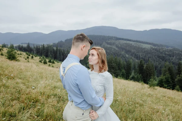 Φωτογράφηση Της Νύφης Και Του Γαμπρού Στα Βουνά Φωτογραφία Γάμου — Φωτογραφία Αρχείου