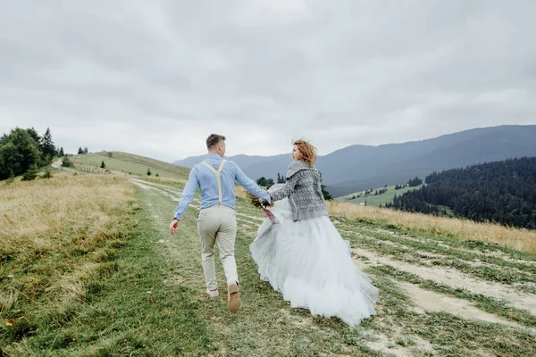 Φωτογράφηση Της Νύφης Και Του Γαμπρού Στα Βουνά Φωτογραφία Γάμου — Φωτογραφία Αρχείου
