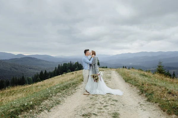照片中的新娘和新郎在山上 Boho风格婚纱照 — 图库照片