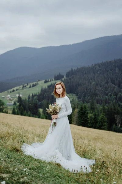 Фотосессия Невесты Жениха Горах Свадебное Фото Стиле Бохо — стоковое фото