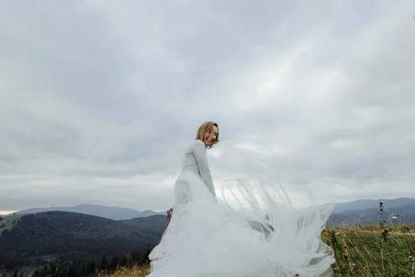 Photoshoot Menyasszony Vőlegény Hegyekben Boho Stílusú Esküvői Fotó — Stock Fotó