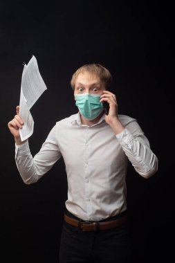 Genç bir doktor, sonuçların kötü olması nedeniyle telefonda kağıt okuyup tartışıyor..