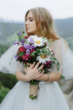 Dağlarda bir gelinin portresi.