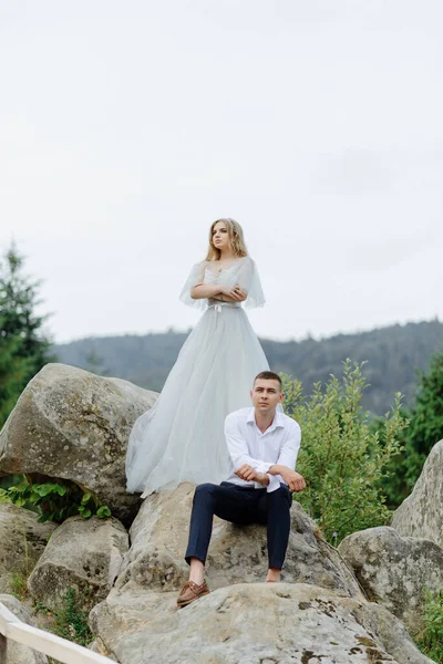 Fotografia Casal Apaixonado Nas Montanhas Menina Está Vestida Como Uma — Fotografia de Stock