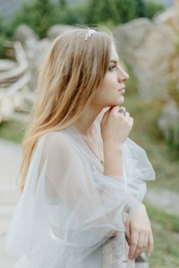 Dağlarda bir gelinin portresi.