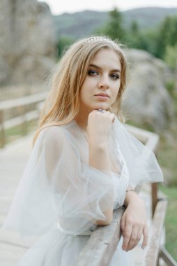 Dağlarda bir gelinin portresi.