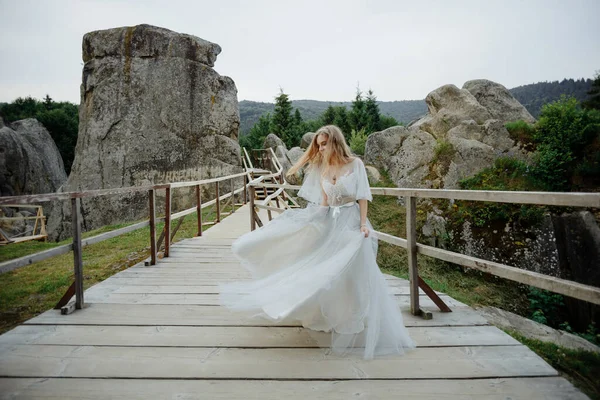 Портрет Невесты Горах — стоковое фото