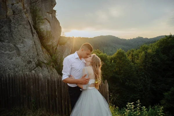 Fotografering Forelsket Par Fjellene Jenta Kledd Som Brud Brudekjole – stockfoto