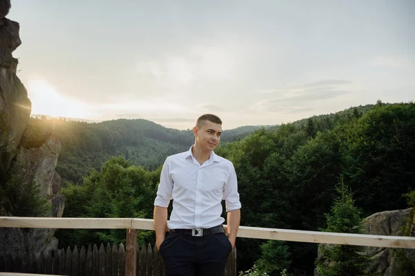Porträt Eines Jungen Bräutigams Der Den Bergen Erschossen Wurde — Stockfoto