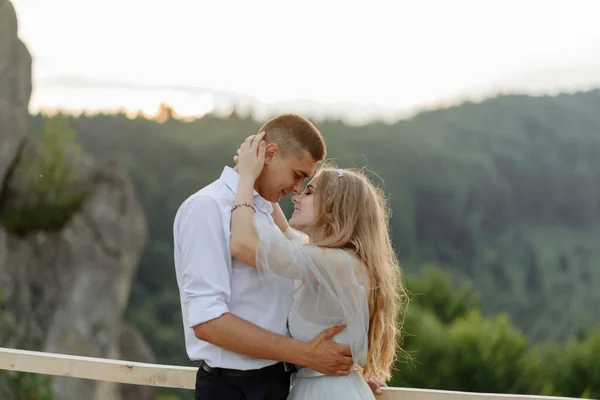 Fotoshooting Eines Verliebten Paares Den Bergen Das Mädchen Ist Wie — Stockfoto
