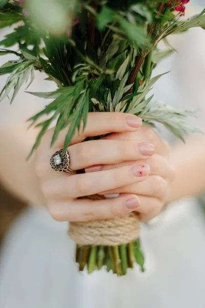 Mani Femminili Con Anello Primo Piano — Foto Stock