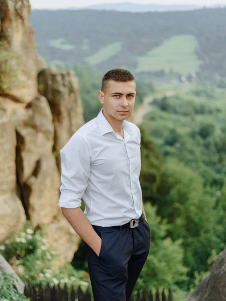 Porträt Eines Jungen Bräutigams Der Den Bergen Erschossen Wurde — Stockfoto