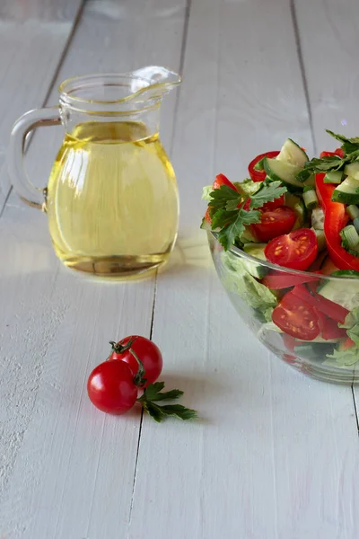 Salad White Wooden Background Tomatoes Cucumber Lettuce Red Pepper Healthy — Stock Photo, Image