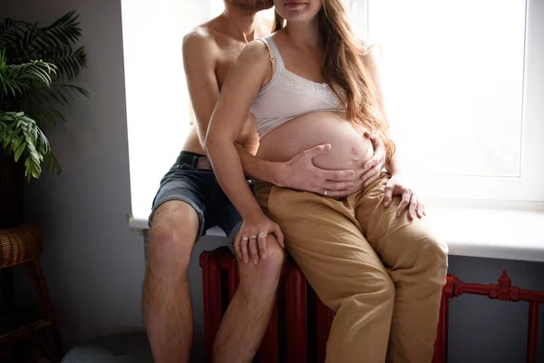 Liebendes Schwangeres Paar Auf Der Fensterbank Sitzend Selbstisolierung Eines Hauses — Stockfoto